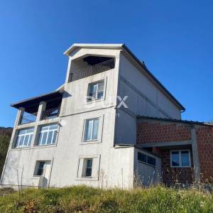 OPATIJA, BREGI - samostojeća kuća 400 m2 + okućnica 826 m2 + 3 garaže s pogledom na more! PRILIKA!