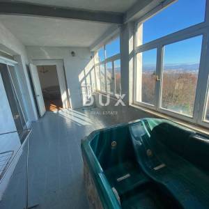 OPATIJA, BREGI - samostojeća kuća 400 m2 + okućnica 826 m2 + 3 garaže s pogledom na more! PRILIKA!