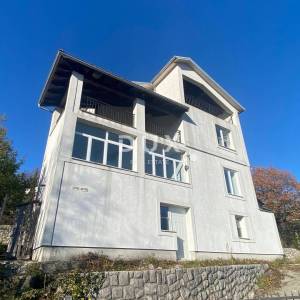 OPATIJA, BREGI - samostojeća kuća 400 m2 + okućnica 826 m2 + 3 garaže s pogledom na more! PRILIKA!