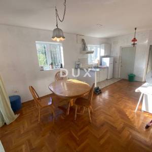 OPATIJA, BREGI - samostojeća kuća 400 m2 + okućnica 826 m2 + 3 garaže s pogledom na more! PRILIKA!