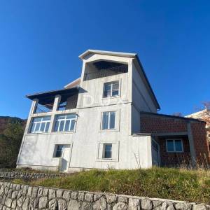 OPATIJA, BREGI - samostojeća kuća 400 m2 + okućnica 826 m2 + 3 garaže s pogledom na more! PRILIKA!