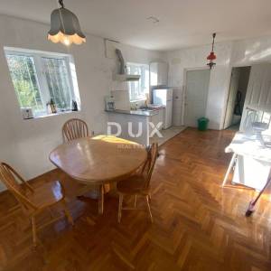 OPATIJA, BREGI - samostojeća kuća 400 m2 + okućnica 826 m2 + 3 garaže s pogledom na more! PRILIKA!