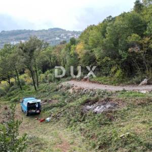 OPATIJA, CENTAR- građevinsko zemljište 1900m2 s GRAĐ. DOZVOLOM s panoramskim pogledom na more za obiteljsku kuću/ villu/ stambe...