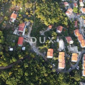 OPATIJA, CENTAR- građevinsko zemljište 1900m2 s GRAĐ. DOZVOLOM s panoramskim pogledom na more za obiteljsku kuću/ villu/ stambe...