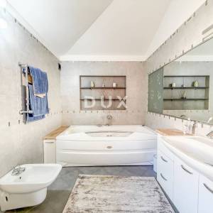 OPATIJA, IČIĆI - penthouse u predivnoj vili iznad Mariott resorta, garaža, 300m od plaže