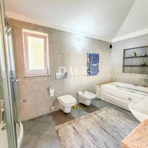 OPATIJA, IČIĆI - penthouse u predivnoj vili iznad Mariott resorta, garaža, 300m od plaže