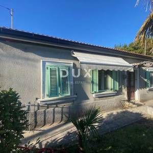 OPATIJA, MATULJI, CENTAR - samostojeća kuća + okućnica na odličnoj lokaciji! PRILIKA!