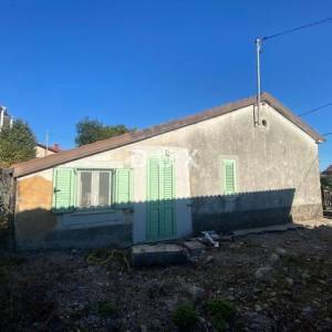 OPATIJA, MATULJI, CENTAR - samostojeća kuća + okućnica na odličnoj lokaciji! PRILIKA!