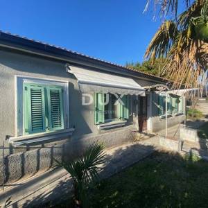 OPATIJA, MATULJI, CENTAR - samostojeća kuća + okućnica na odličnoj lokaciji! PRILIKA!