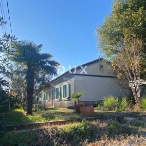 OPATIJA, MATULJI, CENTAR - samostojeća kuća + okućnica na odličnoj lokaciji! PRILIKA!