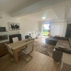 OPATIJA, VEPRINAC - stan 2S+DB, 82 m2 u prizemlju s bazenom i pogledom na more + okućnica! PRILIKA!