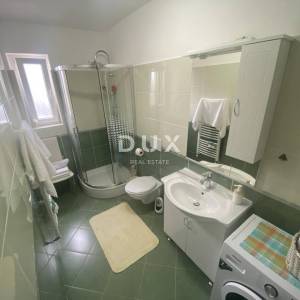 OPATIJA, VEPRINAC - stan 2S+DB, 82 m2 u prizemlju s bazenom i pogledom na more + okućnica! PRILIKA!