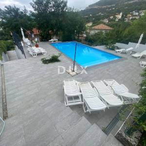 OPATIJA, VEPRINAC - stan 2S+DB, 82 m2 u prizemlju s bazenom i pogledom na more + okućnica! PRILIKA!