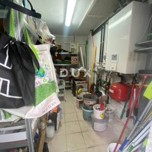 OPATIJA, VEPRINAC - stan 2S+DB, 82 m2 u prizemlju s bazenom i pogledom na more + okućnica! PRILIKA!