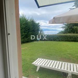 OPATIJA, VEPRINAC - stan 2S+DB, 82 m2 u prizemlju s bazenom i pogledom na more + okućnica! PRILIKA!