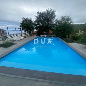 OPATIJA, VEPRINAC - stan 2S+DB, 82 m2 u prizemlju s bazenom i pogledom na more + okućnica! PRILIKA!