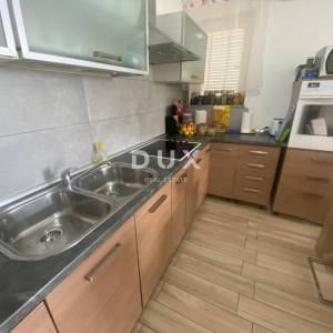 OPATIJA, VEPRINAC - stan 2S+DB, 82 m2 u prizemlju s bazenom i pogledom na more + okućnica! PRILIKA!