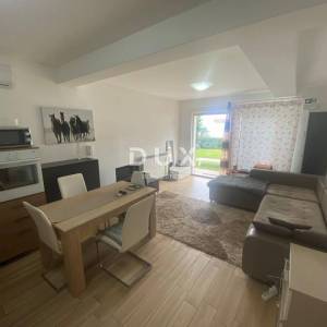 OPATIJA, VEPRINAC - stan 2S+DB, 82 m2 u prizemlju s bazenom i pogledom na more + okućnica! PRILIKA!