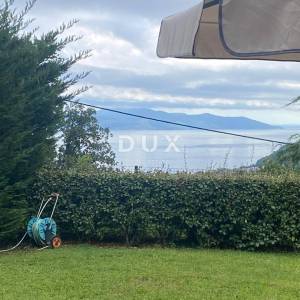 OPATIJA, VEPRINAC - stan 2S+DB, 82 m2 u prizemlju s bazenom i pogledom na more + okućnica! PRILIKA!