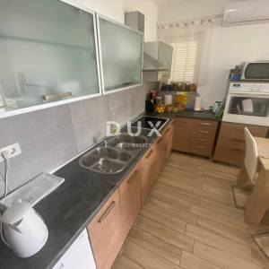OPATIJA, VEPRINAC - stan 2S+DB, 82 m2 u prizemlju s bazenom i pogledom na more + okućnica! PRILIKA!