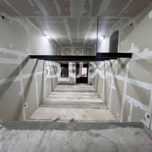 OPATIJA, VOLOSKO- 2 apartmana 85,6m2 (poslovni prostor + apartman/ poslovni prostor) 50m od mora