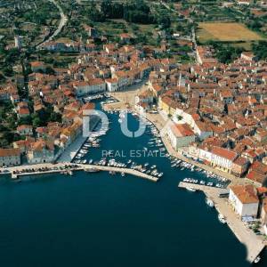 OTOK CRES, GRAD CRES, stara jezgra kuća, restaurant, dvoetažni stan, apartmani