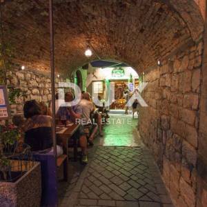 OTOK CRES, GRAD CRES, stara jezgra kuća, restaurant, dvoetažni stan, apartmani