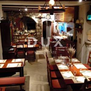OTOK CRES, GRAD CRES, stara jezgra kuća, restaurant, dvoetažni stan, apartmani