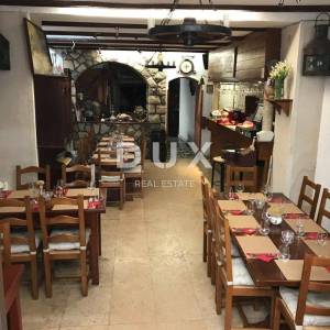 OTOK CRES, GRAD CRES, stara jezgra kuća, restaurant, dvoetažni stan, apartmani