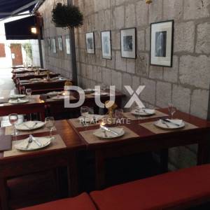 OTOK CRES, GRAD CRES, stara jezgra kuća, restaurant, dvoetažni stan, apartmani