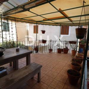 OTOK CRES, GRAD CRES, stara jezgra kuća, restaurant, dvoetažni stan, apartmani