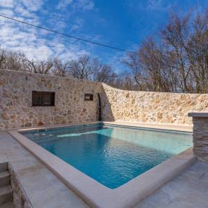 OTOK KRK – Autentična kamena vila s bazenom na mirnoj lokaciji