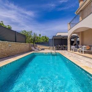 OTOK KRK - Autohtona dvojna kuća s bazenom i pogledom na more