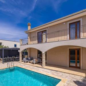 OTOK KRK - Autohtona dvojna kuća s bazenom i pogledom na more