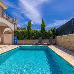 OTOK KRK - Autohtona dvojna kuća s bazenom i pogledom na more