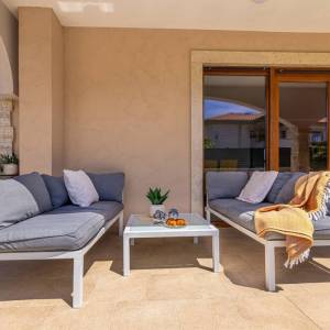 OTOK KRK - Autohtona dvojna kuća s bazenom i pogledom na more