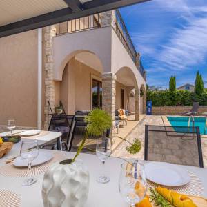 OTOK KRK - Autohtona dvojna kuća s bazenom i pogledom na more