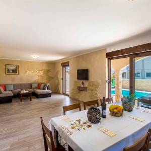 OTOK KRK - Autohtona dvojna kuća s bazenom i pogledom na more