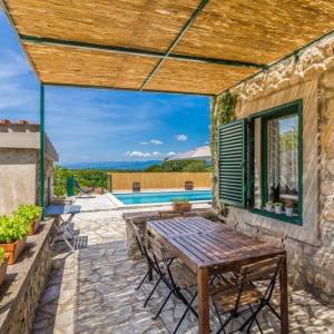OTOK KRK - Autohtona kamena kuća s bazenom