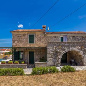 OTOK KRK - Autohtona kamena kuća s bazenom