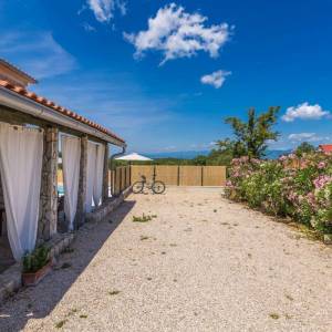 OTOK KRK - Autohtona kamena kuća s bazenom