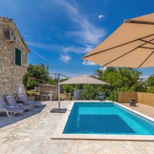 OTOK KRK - Autohtona kamena kuća s bazenom