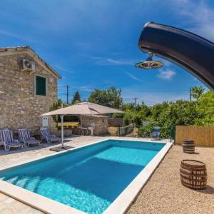 OTOK KRK - Autohtona kamena kuća s bazenom