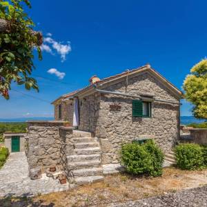 OTOK KRK - Autohtona kamena kuća s bazenom