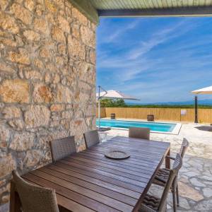 OTOK KRK - Autohtona kamena kuća s bazenom