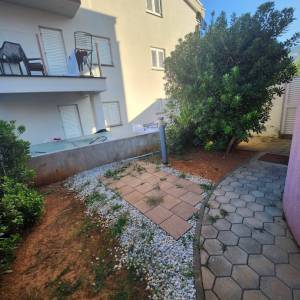 OTOK KRK, BAŠKA - Dvosobni apartman s okućnicom, blizu mora