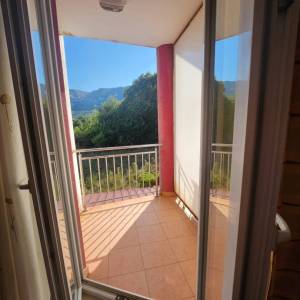 OTOK KRK, BAŠKA - Dvosobni apartman s okućnicom, blizu mora