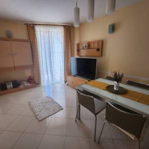 OTOK KRK, BAŠKA - Dvosobni apartman s okućnicom, blizu mora
