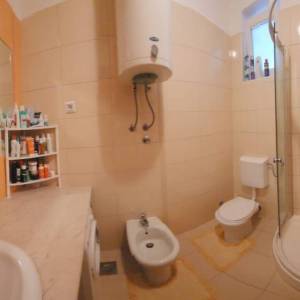 OTOK KRK, BAŠKA - Dvosobni apartman s okućnicom, blizu mora