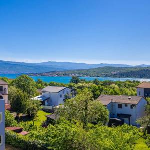 OTOK KRK, ČIŽIĆI – Dvosobni stan na 2. katu s terasom, pogledom na more i velikim open space dnevnim prostorom